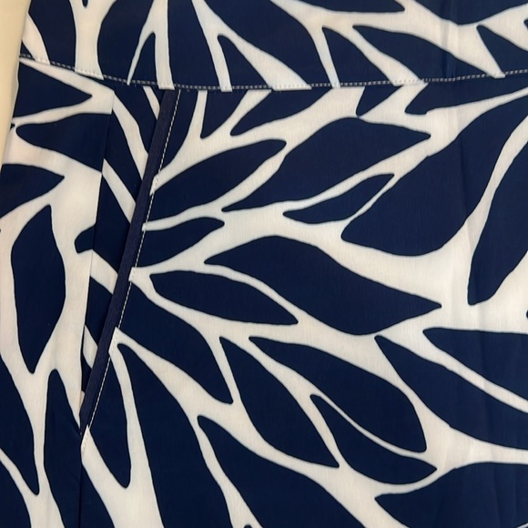 Brand New performance Vineyard Vines printed skort in White Bloom! - Picture 2 of 6